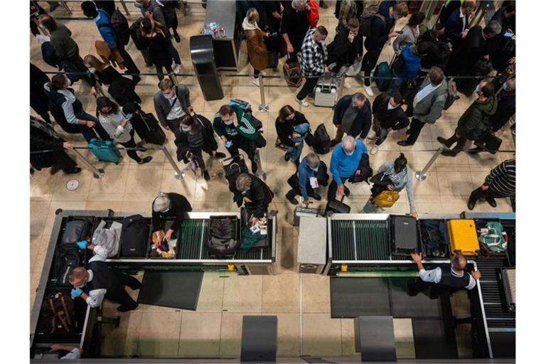 Passagiere an einer Sicherheitskontrolle des Flughafen BER. Foto: Christophe Gateau/dpa