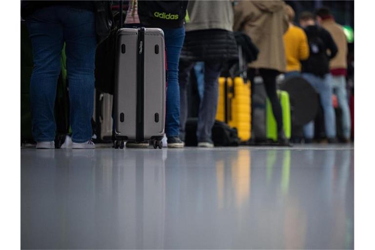 Passagiere auf dem Flughafen in Frankfurt. Foto: Sebastian Gollnow/dpa