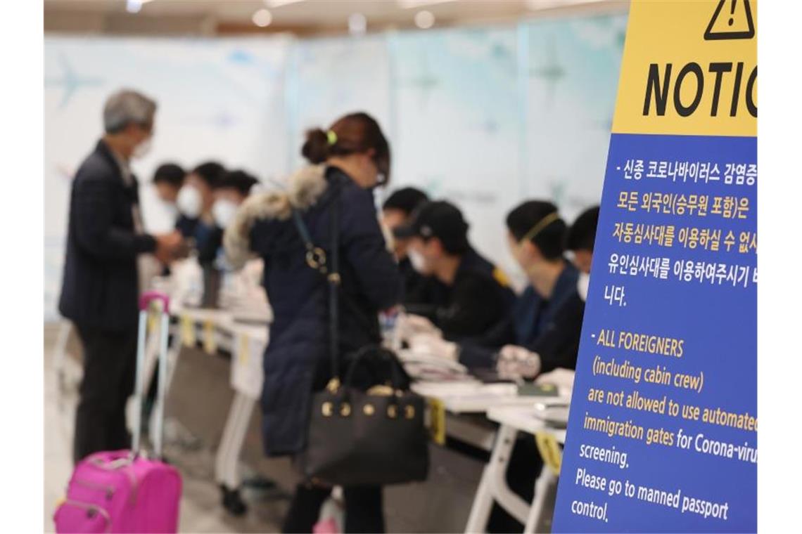 Mehr als 1000 Corona-Infektionen in Deutschland Passagiere aus Japan durchlaufen ein spezielles Einreiseverfahren am internationalen Flughafen Incheon. Foto: YNA/dpa