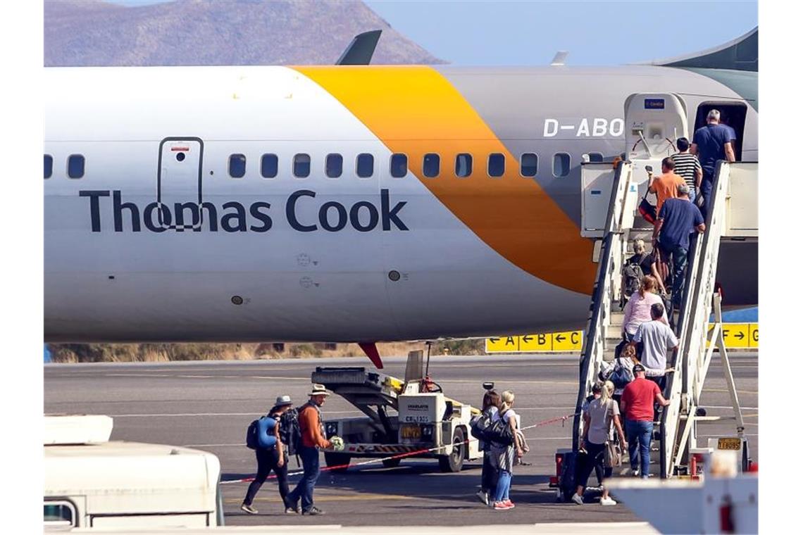 Passagiere besteigen am Flughafen von Kreta eine Maschine der Airline Thomas Cook. Foto: Eurokinissi via ZUMA Wire