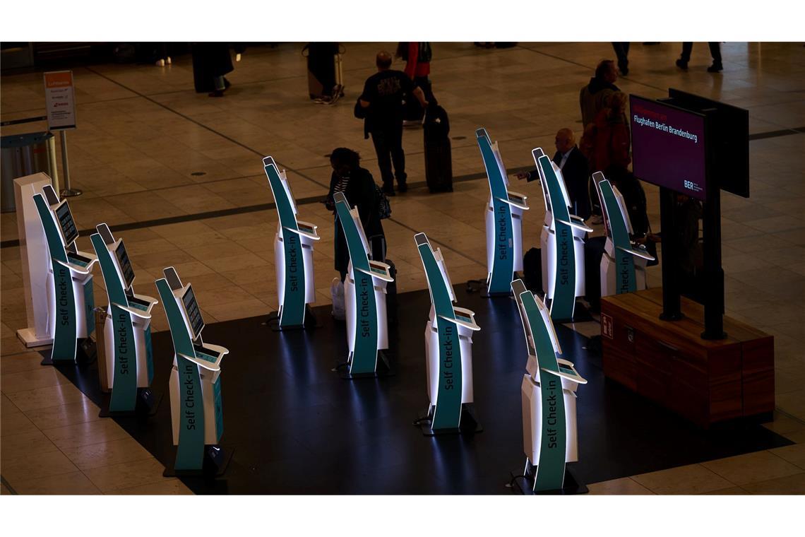 Bilder des Tages Passagiere checken am BER selber ein, nachdem der Flughafen immer noch mit Folgen eines Cyberangriffs kämpft.