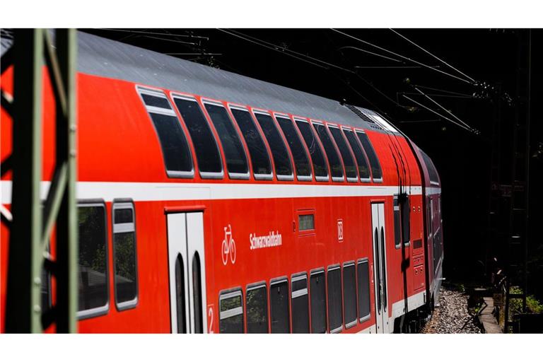 Passagiere der Schwarzwaldbahn müssen bis auf weiteres auf Busse umsteigen. (Symbolbild)