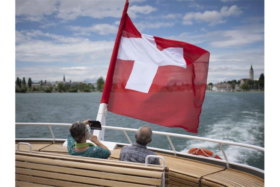 Passagiere fahren mit der MS St. Gallen auf dem Bodensee. Foto: Gian Ehrenzeller/KEYSTONE/dpa