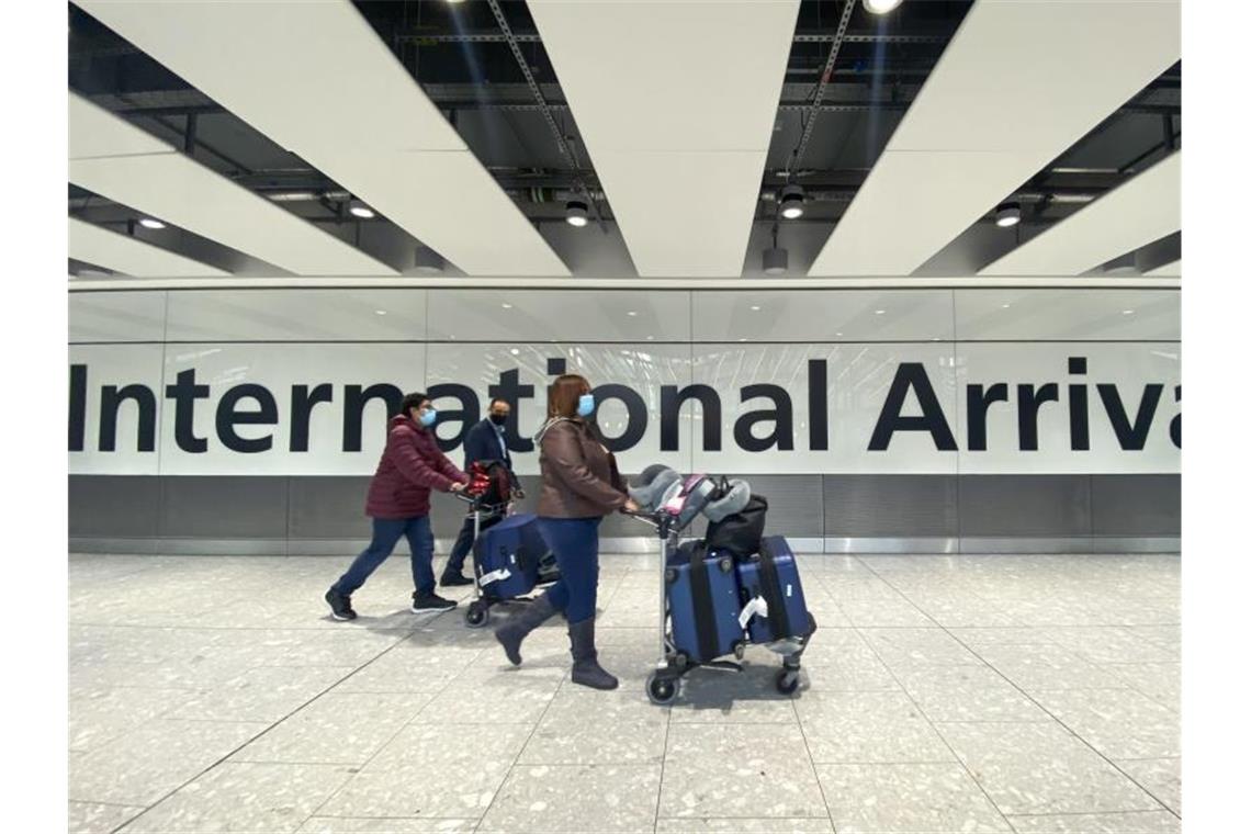 EU-Staaten wollen Flüge aus südlichem Afrika aussetzen Passagiere gehen mit ihrem Gepäck durch das Ankunftsterminal eines Flughafens. Symbolbild. Foto: Alberto Pezzali/AP/dpa
