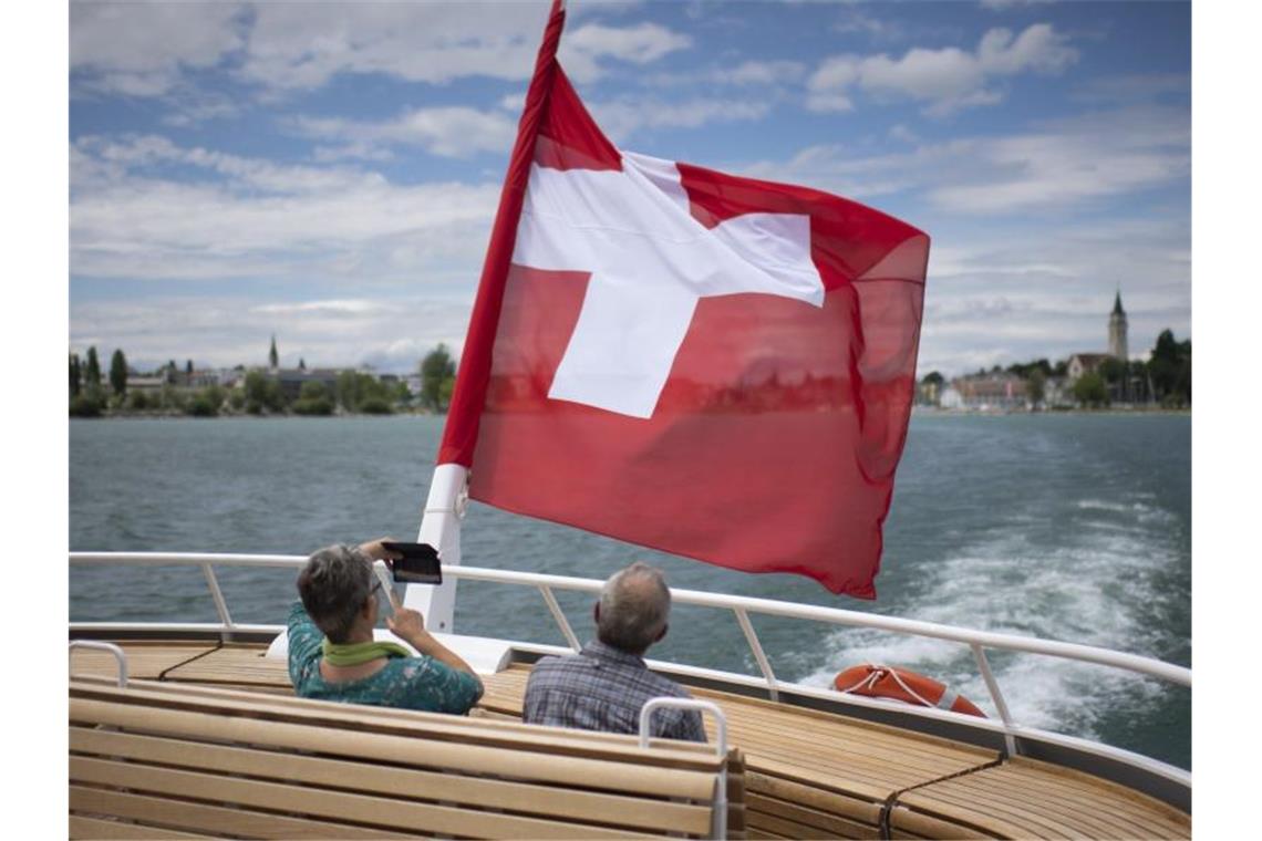 Passagiere genießen die Fahrt auf dem Bodensee. Foto: Gian Ehrenzeller/KEYSTONE/dpa