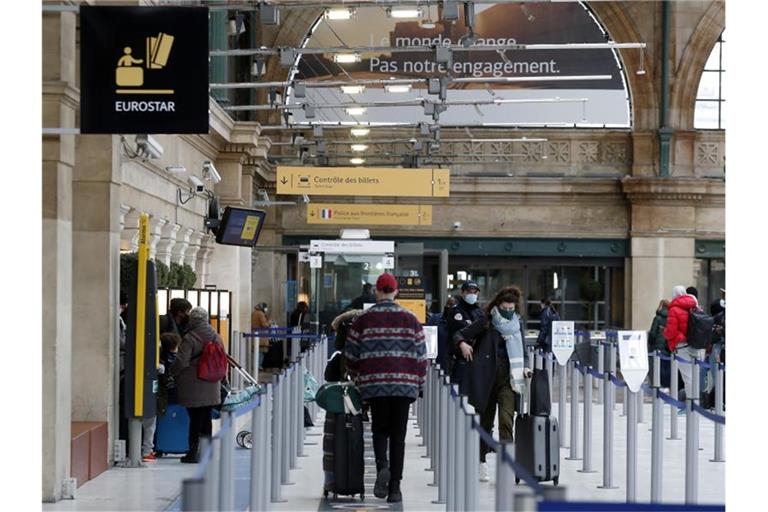 Passagiere im Bahnhof Gare du Nord auf dem Weg zum Eurostar nach Großbritannien. Foto: Thibault Camus/AP/dpa