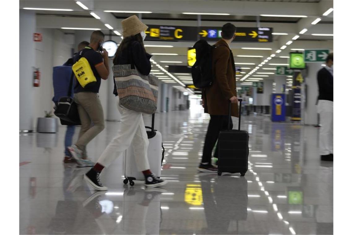Einigung auf europaweites Covid-19-Zertifikat Passagiere kommen am Flughafen von Mallorca an. Foto: Clara Margais/dpa