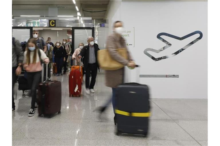 Passagiere kommen auf dem Flughafen Palma de Mallorca an. Foto: Clara Margais/dpa