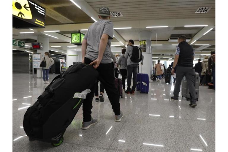 Passagiere kommen auf dem Flughafen Palma de Mallorca an. Foto: Clara Margais/dpa