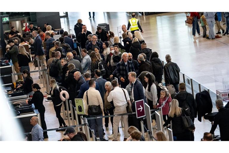 Passagiere müssen am Flughafen BER Geduld mitbringen. (Archivbild)