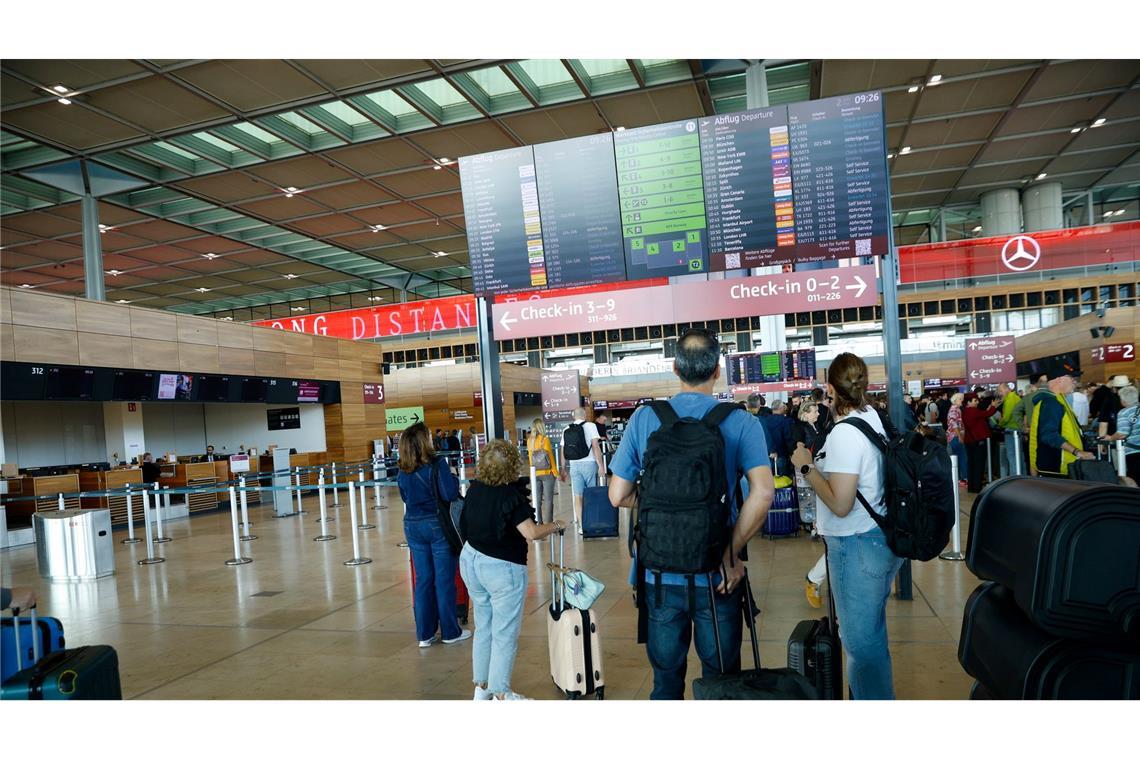 Cyberangriff auf Flughäfen in Europa - auch Berlin betroffen Passagiere müssen am Flughafen BER Geduld mitbringen.