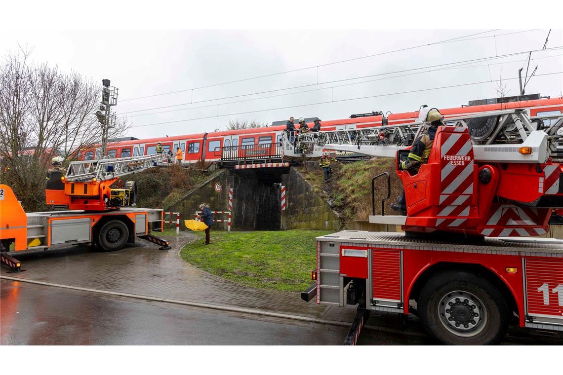 Passagiere müssen aus dem Regionalzug via Drehleitern aussteigen.