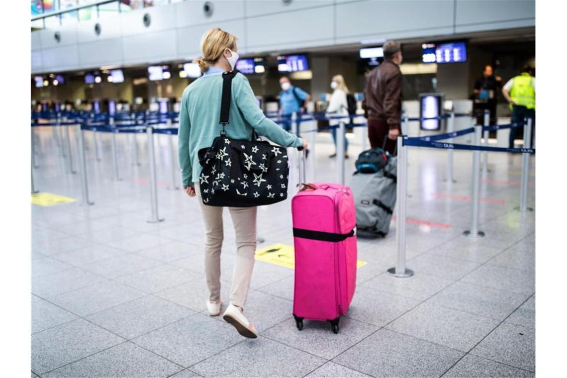 Passagiere sollen mit dem Smartphone am Flughafen künftig sämtliche Formalitäten erledigen können. Foto: Marcel Kusch/dpa