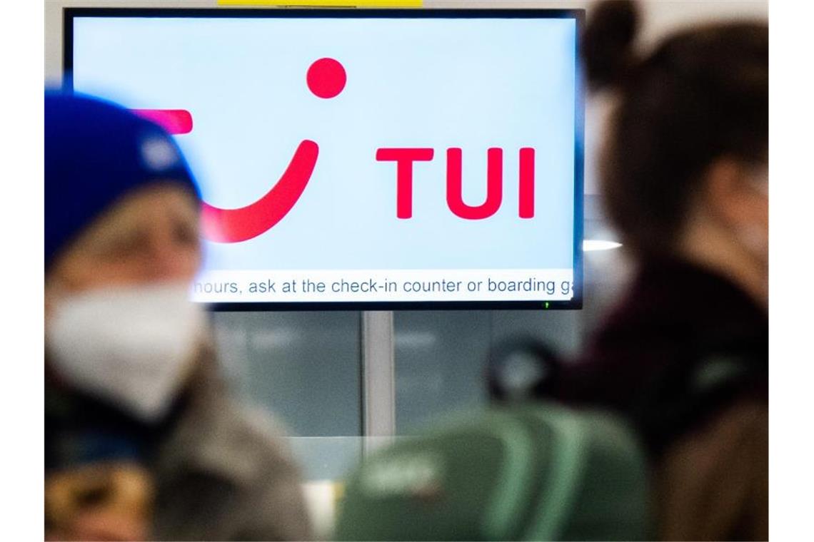 Passagiere stehen am Flughafen Hannover am Check-In von Tui. Foto: Julian Stratenschulte/dpa