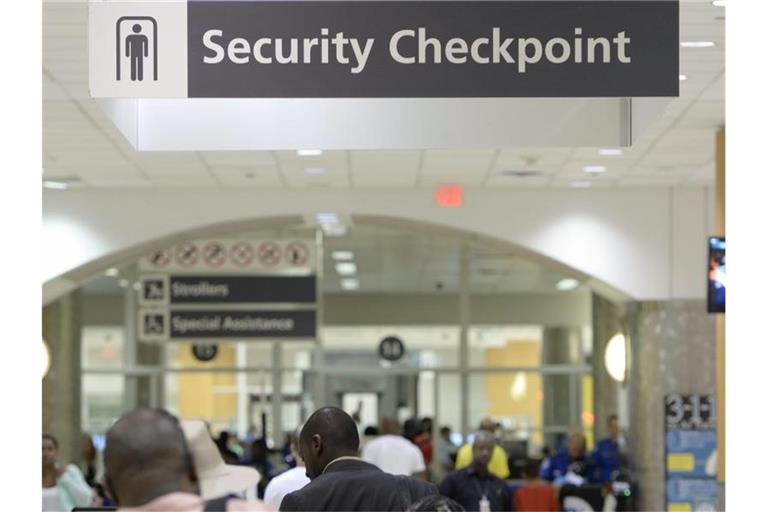 Passagiere stehen vor ihrem Abflug vom Hartsfield-Jackson Atlanta International Airport zur Sicherheitskontrolle an. Foto: Erik S. Lesser/epa/dpa