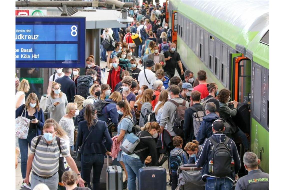 Passagiere steigen am Hamburger Hauptbahnhof in einen Flixtrain-Zug nach Berlin. Bahnkunden müssen sich auch zum Start in die neue Woche auf zahlreiche Verspätungen und Zugausfälle einstellen. Foto: Bodo Marks/dpa