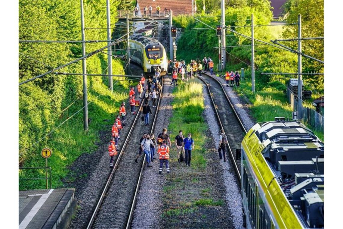 Passagiere verlassen den Zug nach dem Unglück in Oppenweiler. Foto: Kohls/SDMG/dpa