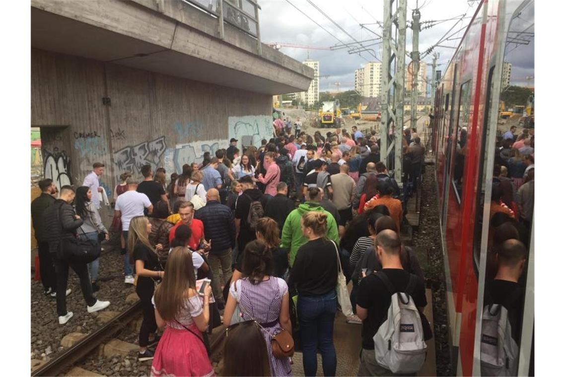 Defekte S-Bahn legt Bahnverkehr lahm: Passagiere auf Gleisen Passagiere verlassen die defekte S-Bahn. Foto: Bernward Loheide