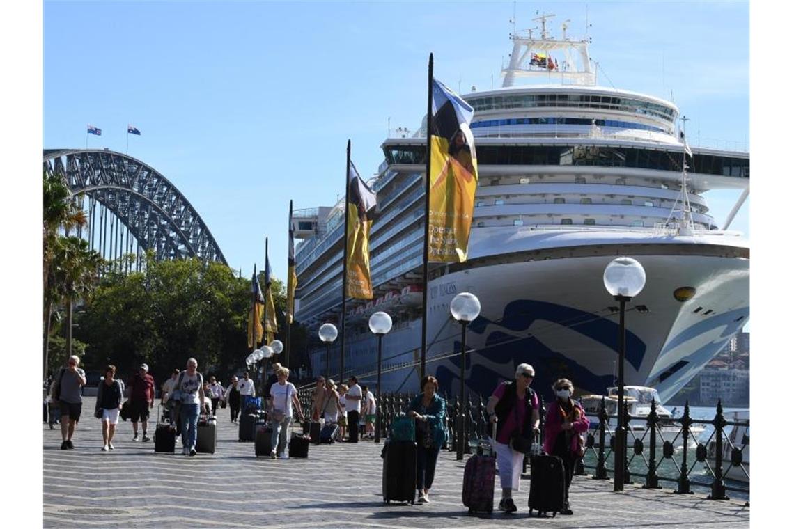 Passagiere verlassen Mitte März in Sydney die „Ruby Princess“. Foto: Dean Lewins/AAP/dpa