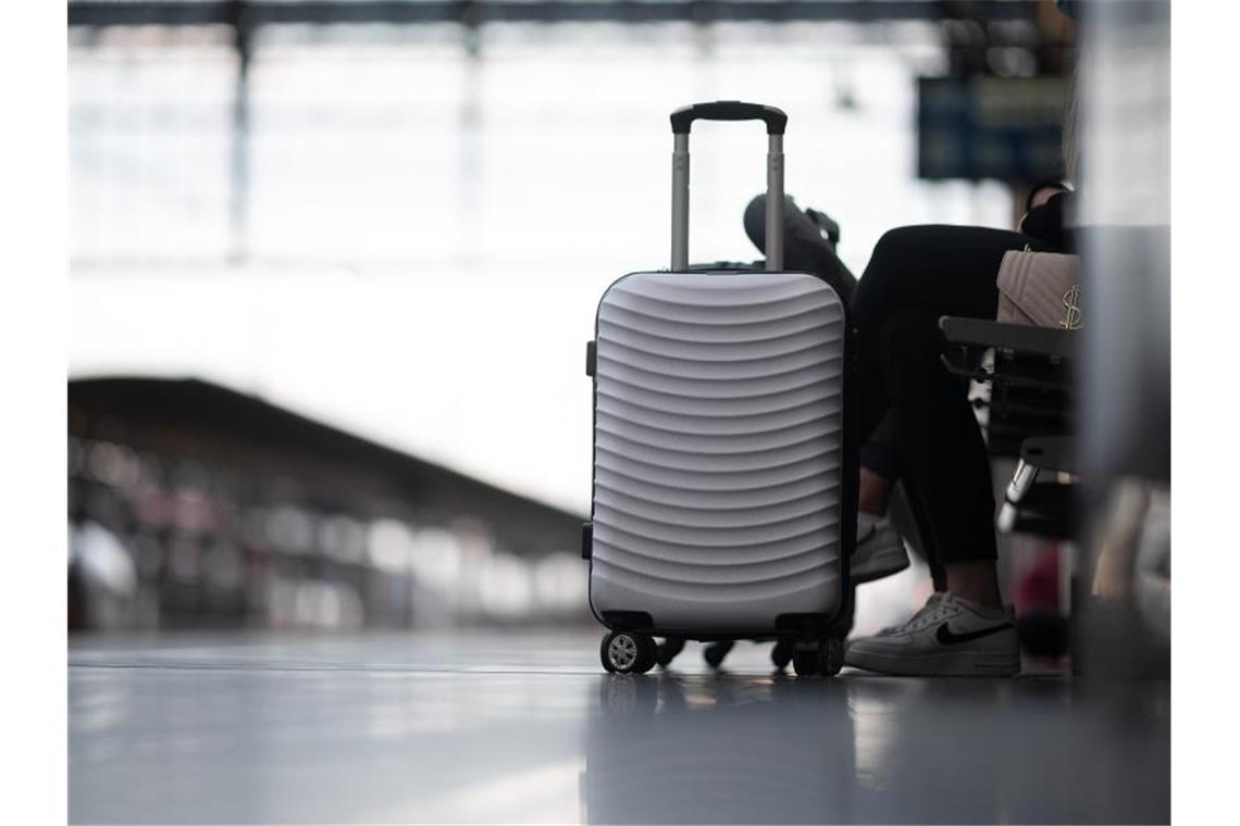 Ausfälle und Verspätungen nach Weichenstörung in Stuttgart Passagiere warten am Bahnhof auf ihren Zug. Foto: Sebastian Gollnow/dpa/Symbolbild