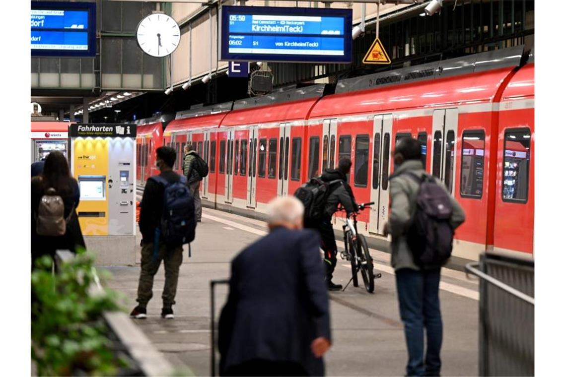 Passagiere warten am Stuttgarter Hauptbahnhof auf ihren Zug. Foto: Bernd Weißbrod/dpa