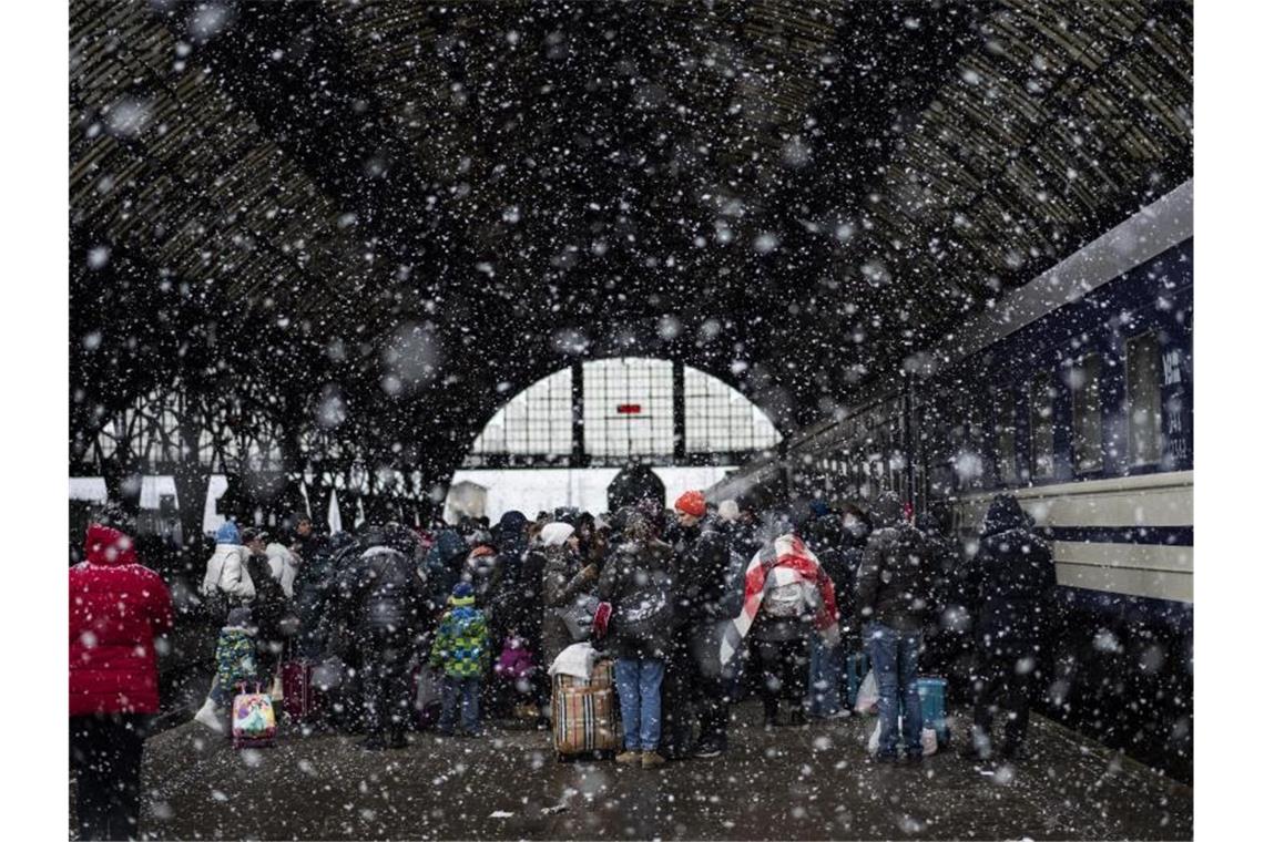 Rund 40 Fernzugrouten für Ukraine-Flüchtlinge Passagiere warten auf einen Zug nach Polen im Bahnhof von Lwiw. Foto: Bernat Armangue/AP/dpa