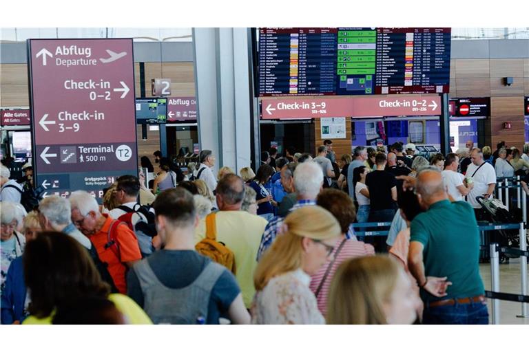 Passagiere warten in einem Terminal am Berliner Flughafen BER.