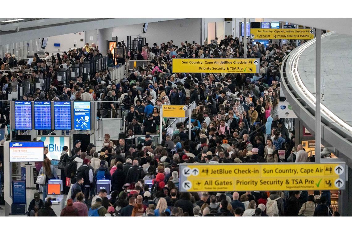 Trump: ICE-Beamte am Montag an Flughäfen im Einsatz