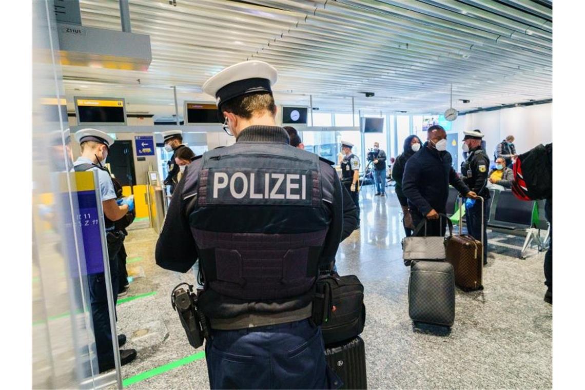Hunderte Verstöße gegen Corona-Einreiseregeln Passagiere werden auf dem Frankfurter Flughafen bei ihrer Einreise nach Deutschland kontrolliert. Foto: Andreas Arnold/dpa