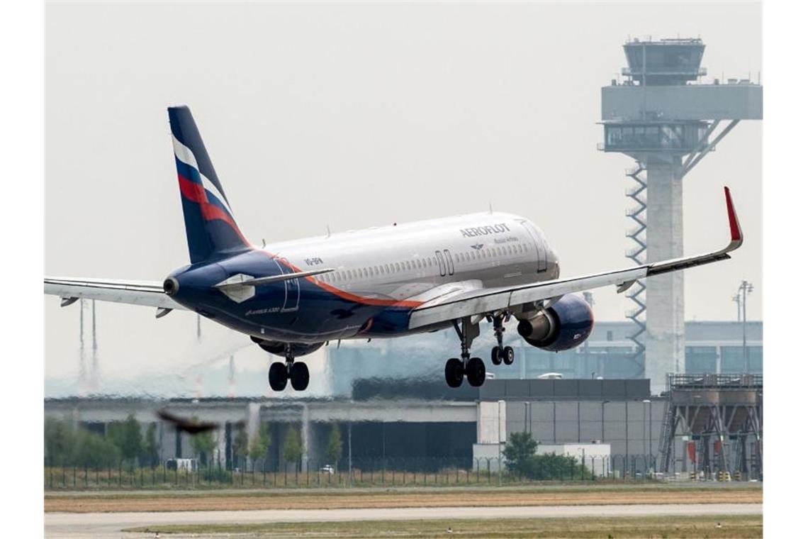 Deutschland und EU-Partner sperren russische Flieger aus Passagierflugzeug der Aeroflot landet am BER. Deutschland sperrt ab Sonntagnachmittag den Luftraum für russische Maschinen. Foto: Patrick Pleul/dpa-Zentralbild/dpa