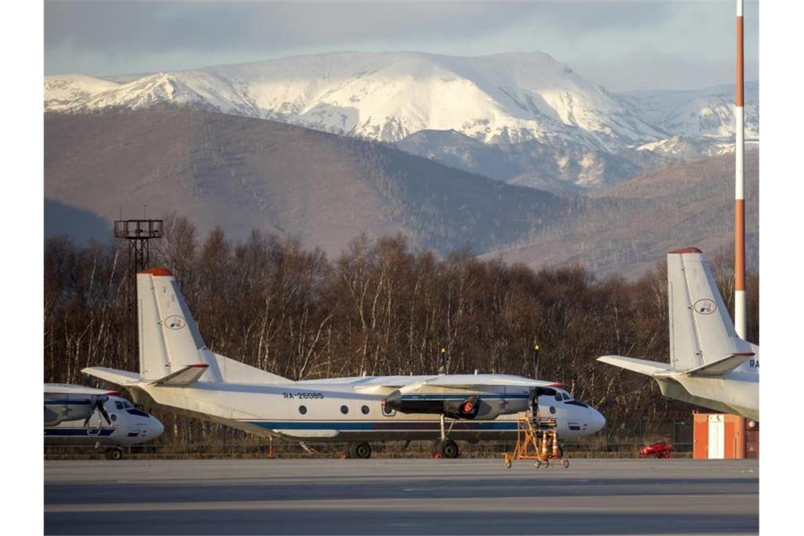 Passagierflugzeug vom Typ An-26 mit der gleichen Bordnummer wie das vermisste Flugzeug 2020 auf dem Flughafen Elizovo. Foto: Marina Lystseva/AP/dpa