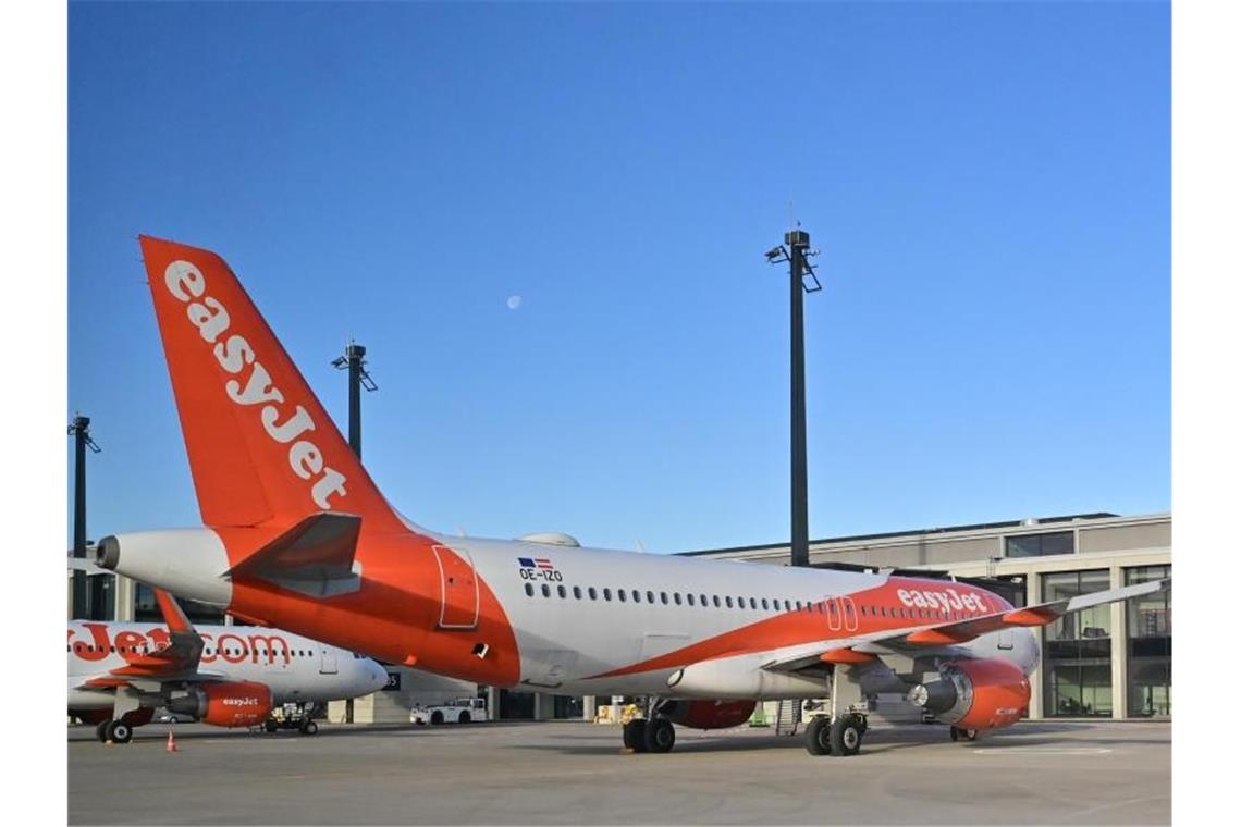 Passagierflugzeuge der britischen Fluggesellschaft easyJet stehen am Pier-Süd vom Hauptstadtflughafen Berlin Brandenburg „Willy Brandt“ (BER). Foto: Patrick Pleul/dpa-Zentralbild/dpa