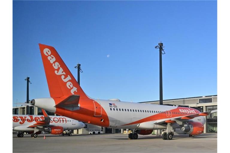 Passagierflugzeuge der britischen Fluggesellschaft easyJet am Pier-Süd vom Hauptstadtflughafen Berlin Brandenburg „Willy Brandt“ (BER). Foto: Patrick Pleul/dpa-Zentralbild/dpa