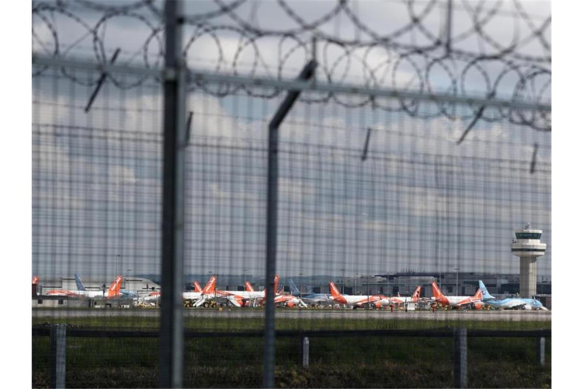 Passagierflugzeuge der Fluggesellschaft Easyjet stehen am Flughafen Gatwick in Sussex geparkt. Foto: Gareth Fuller/PA Wire/dpa