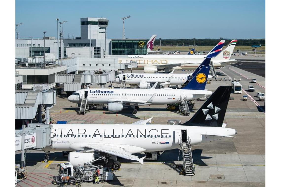 Passagierflugzeuge stehen auf dem Vorfeld des Flughafens Frankfurt. Der Flughafenbetreiber Fraport hat seinen Umsatz im zweiten Quartal kräftig gesteigert. Foto: Silas Stein