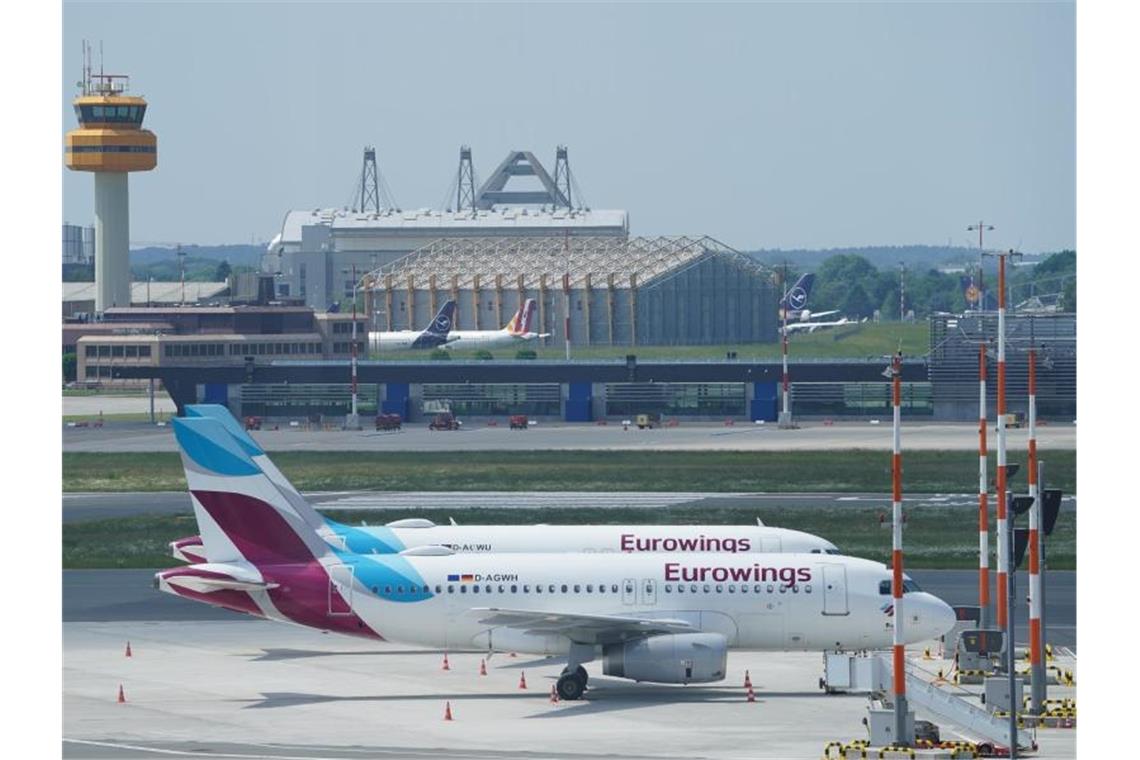 Passagierflugzeuge von Eurowings stehen auf dem Vorfeld des Hamburger Flughafens. Foto: Marcus Brandt/dpa