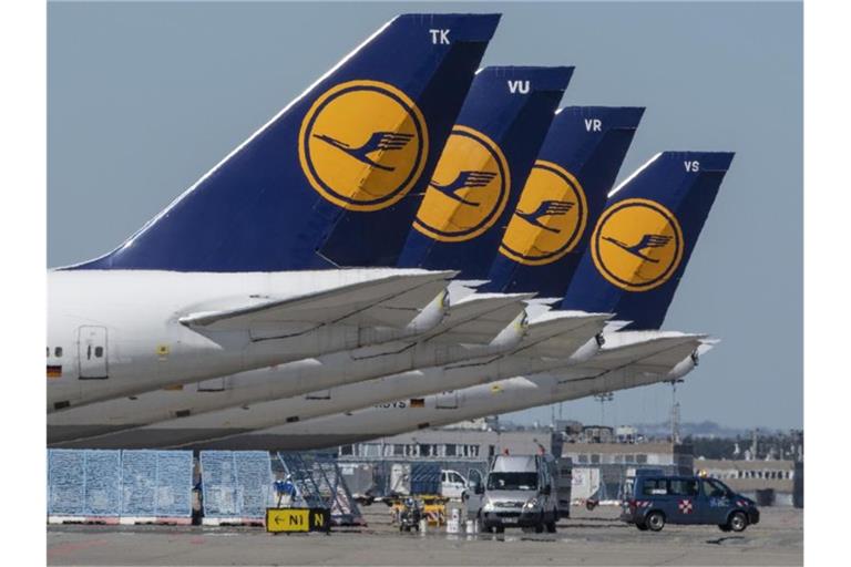 Passagiermaschinen der Lufthansa auf dem Rollfeld des Flughafens Frankfurt. Foto: Boris Roessler/dpa