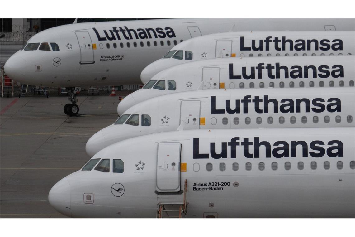 Passagiermaschinen der Lufthansa stehen auf dem Flughafen in Frankfurt.