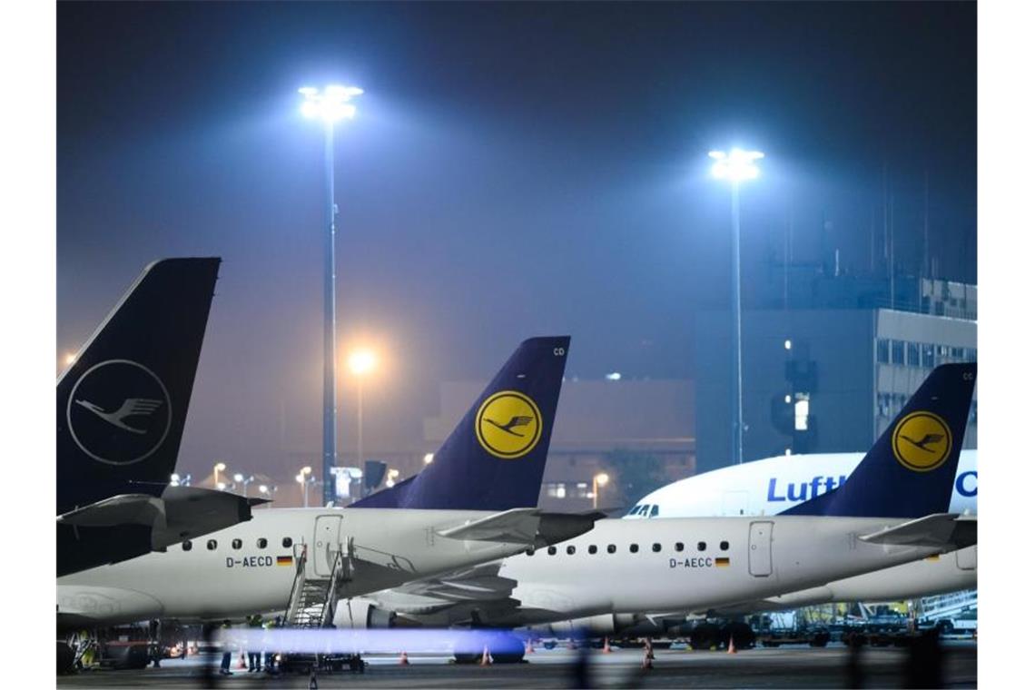 Gewerkschaft Ufo droht mit weiteren Streiks bei Lufthansa Passagiermaschinen der Lufthansa stehen auf dem Gelände des Frankfurter Flughafens. Ufo droht mit neuen Streiks. Foto: Silas Stein/dpa