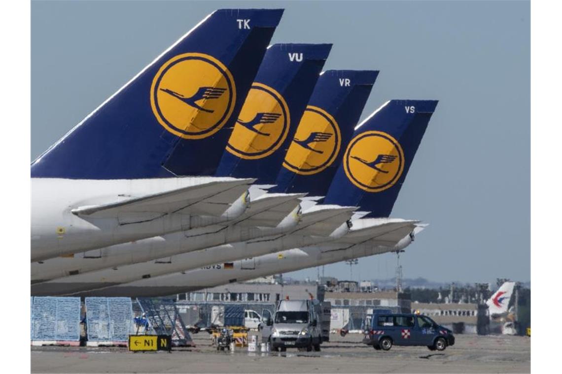Passagiermaschinen der Lufthansa stehen auf dem Rollfeld des Flughafens Frankfurt. Foto: Boris Roessler/dpa