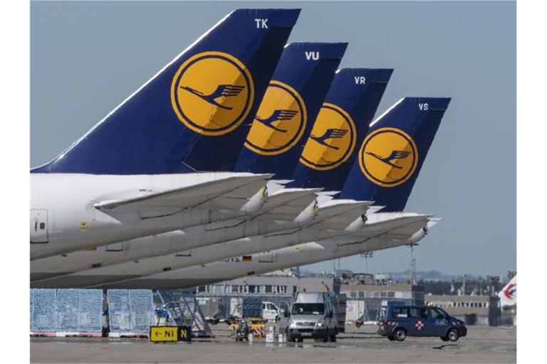 Passagiermaschinen der Lufthansa stehen auf dem Rollfeld des Flughafens Frankfurt. Foto: Boris Roessler/dpa