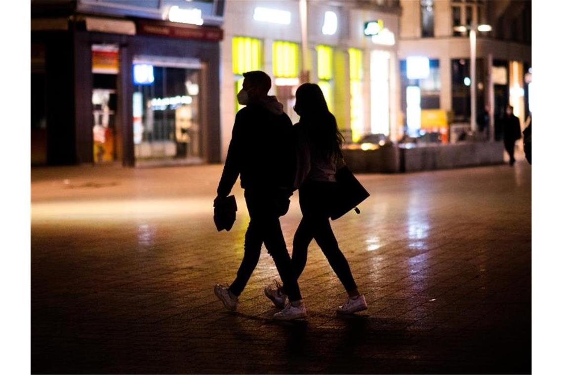 Kriminalität in Städten durch Lockdowns weltweit gesunken Passanten am Abend in Hannover. Bei der Studie wurde die niedersächsische Landeshauptstadt als einzige deutsche Stadt untersucht. Foto: Julian Stratenschulte/dpa