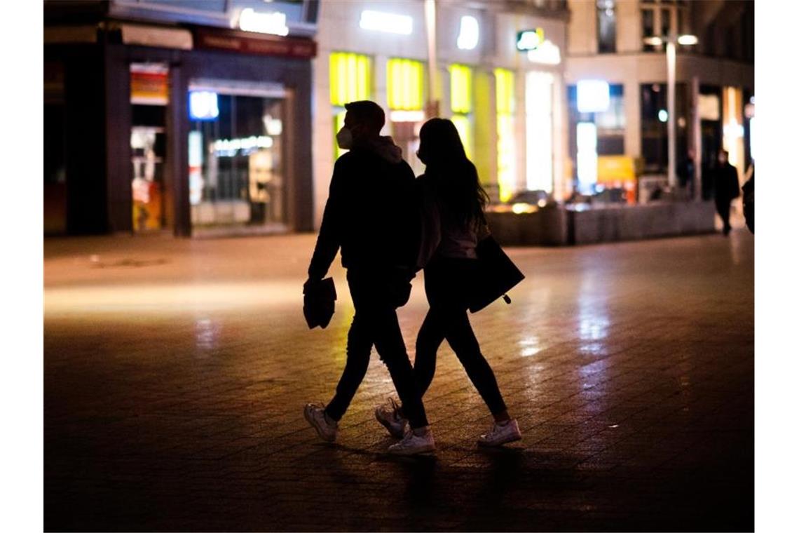 Passanten am Abend in Hannover. Bei der Studie wurde die niedersächsische Landeshauptstadt als einzige deutsche Stadt untersucht. Foto: Julian Stratenschulte/dpa