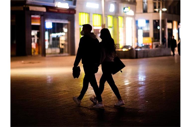 Passanten am Abend in Hannover. Bei der Studie wurde die niedersächsische Landeshauptstadt als einzige deutsche Stadt untersucht. Foto: Julian Stratenschulte/dpa