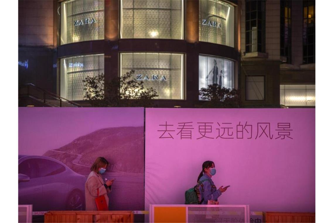 Chinas Einzelhandel und Industrie erholen sich überraschend Passanten am Einkaufszentrum Pekings: Der Einzelhandelsumsatz zog im Vergleich zu Oktober um 4,9 Prozent an. Foto: Mark Schiefelbein/AP/dpa