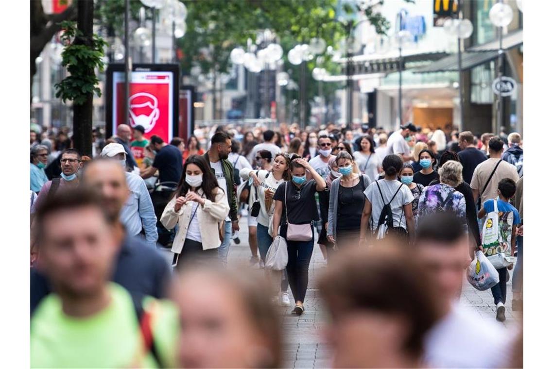 Passanten auf der Schildergasse, einer der Haupteinkaufsstraßen Kölns. Foto: Marius Becker/dpa