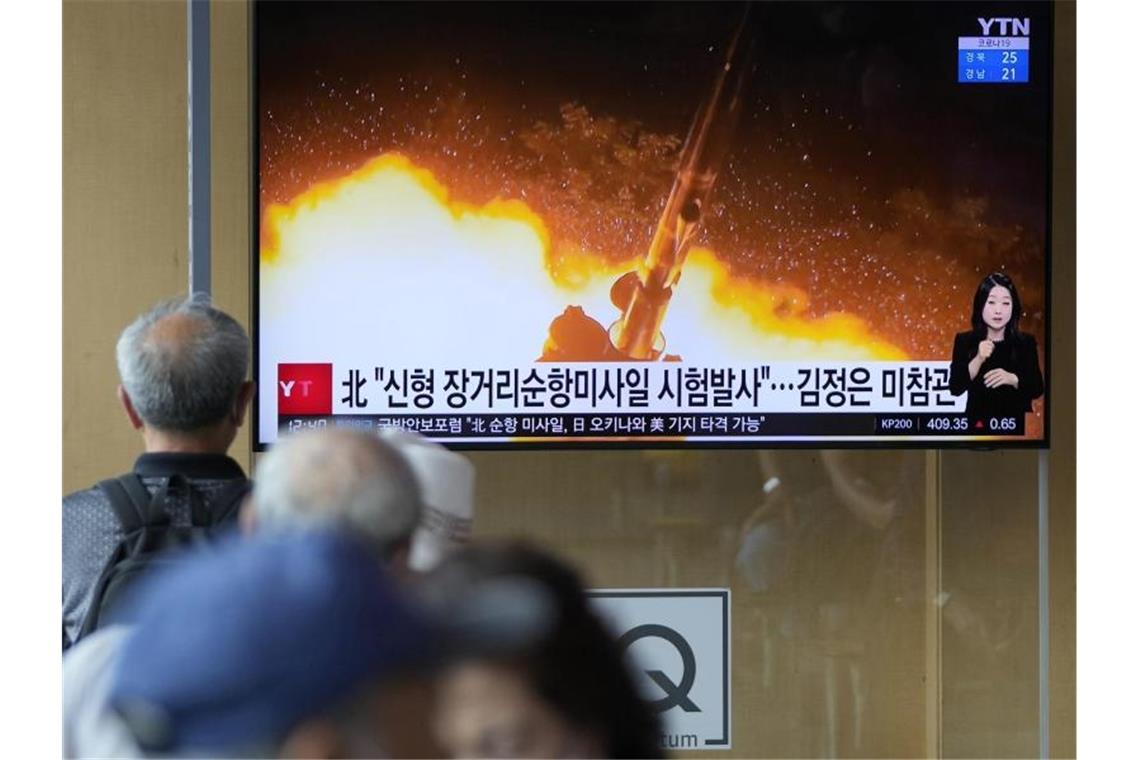 Passanten beobachten auf einem Bildschirm in Seoul den Test des nordkoreanischen Marschflugkörpers. Foto: Lee Jin-Man/AP/dpa