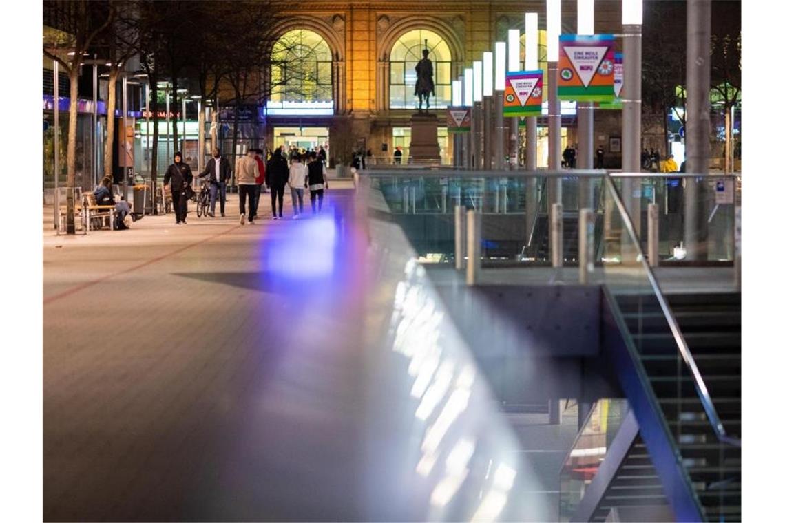 Passanten gehen am Abend durch die Innenstadt von Hannover. Foto: Moritz Frankenberg/dpa