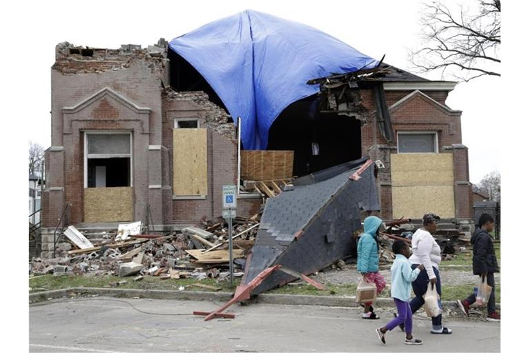Passanten gehen an der stark beschädigten Hopewell Missionary Baptist Church in Nashville vorbei. Foto: Mark Humphrey/AP/dpa