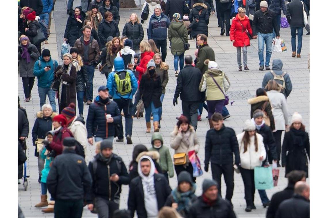 Zusammenhalt der Menschen im Südwesten im Fokus Passanten gehen durch eine Fußgängerzone. Foto: Sven Hoppe/dpa/Archivbild